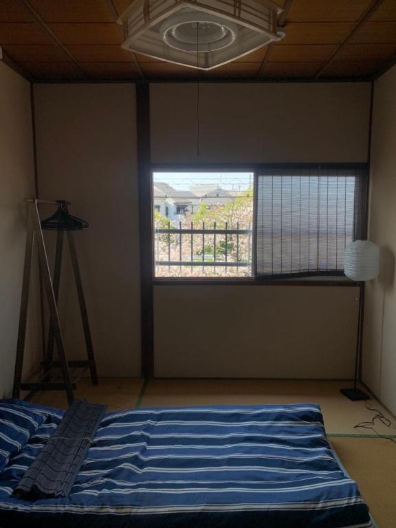 Postel nebo postele na pokoji v ubytování 2F SAKURA RIVER HOUSE, yao 桜と川の家 2F