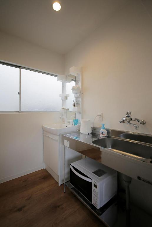 Kuchyň nebo kuchyňský kout v ubytování 2F SAKURA RIVER HOUSE, yao 桜と川の家 2F