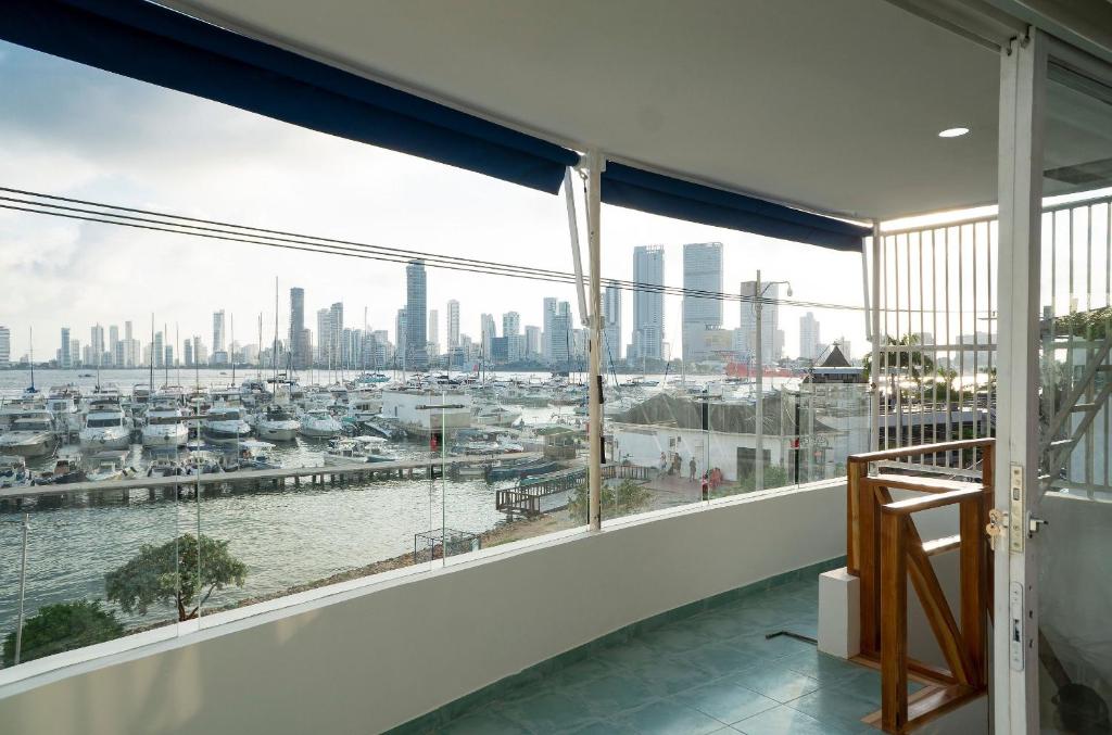una camera con una grande finestra con vista su un porto di U-GO Casa Ramona frente al Club Nautico de Cartagena a Cartagena de Indias