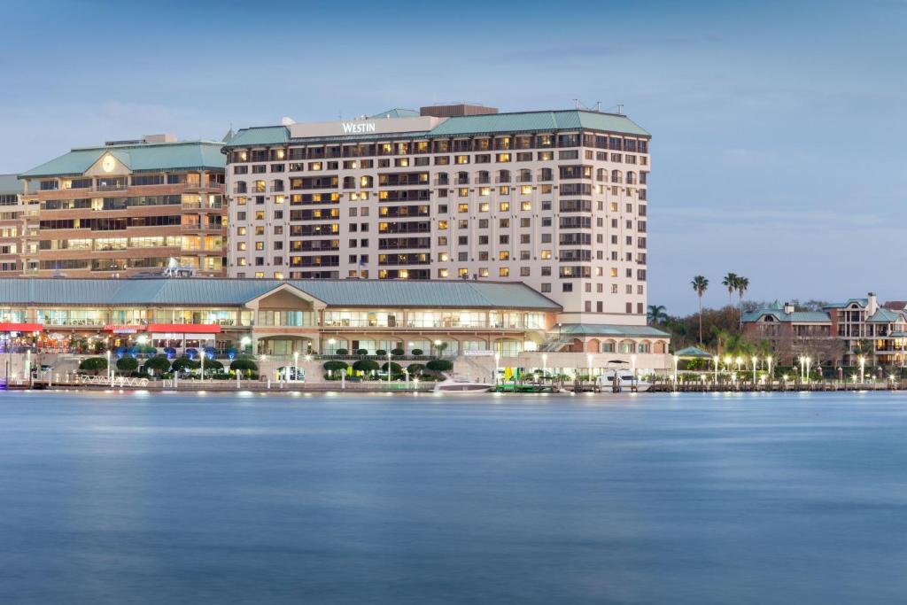 ein großes Gebäude neben einem großen Wasserkörper in der Unterkunft The Westin Tampa Waterside in Tampa