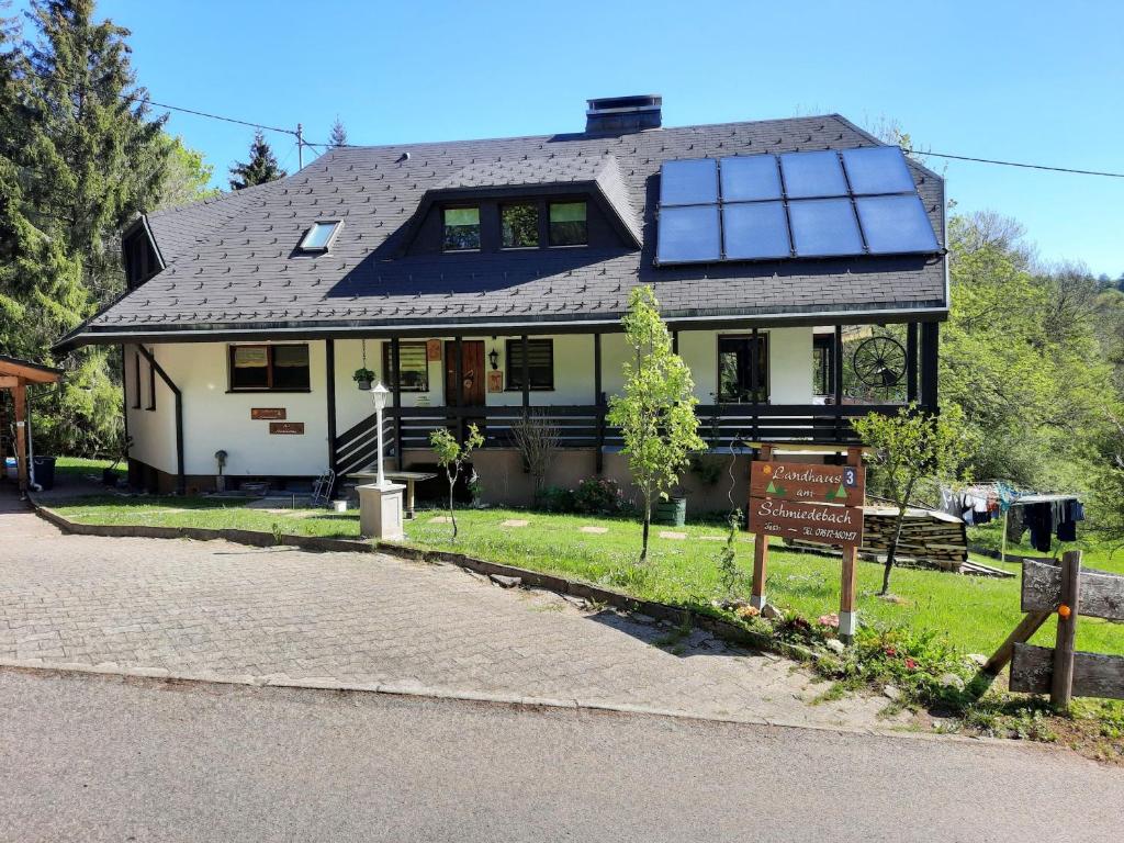 une maison dotée de nombreux panneaux solaires dans l'établissement Landhaus Am Schmiedebach, à Wittenschwand