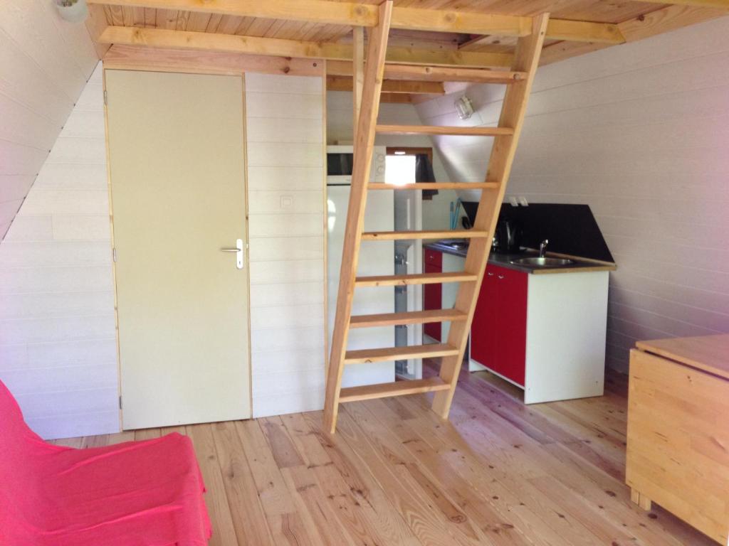 Palanda nebo palandy na pokoji v ubytování Camping Domaine de Mepillat