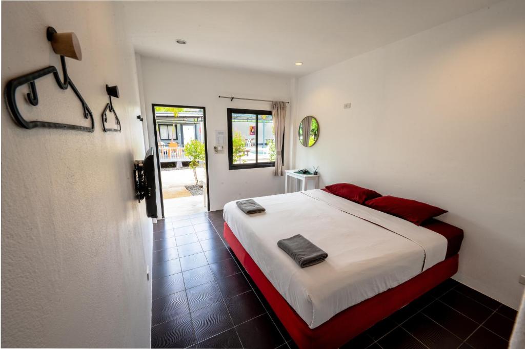 Postel nebo postele na pokoji v ubytování Samui Backpacker Hotel