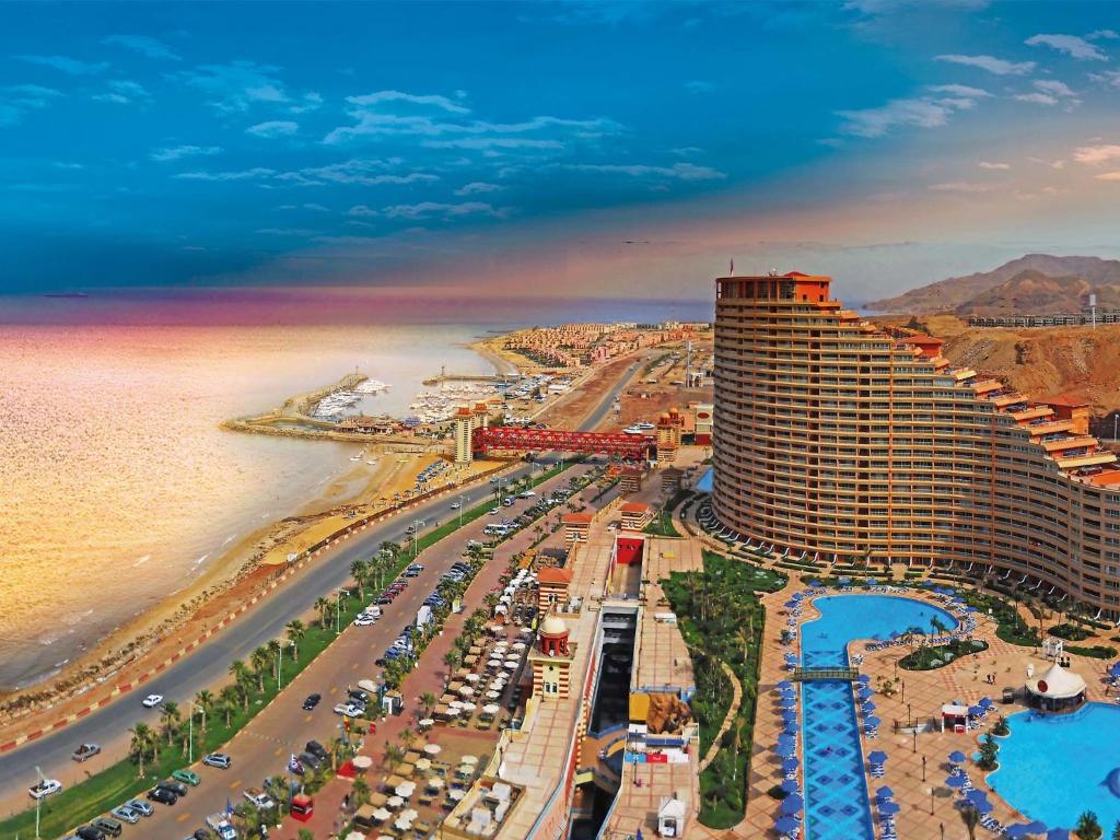 - une vue aérienne sur un complexe et une plage dans l'établissement Porto Sokhna Pyramids Apartments By Amer-Group, à Ain Sokhna