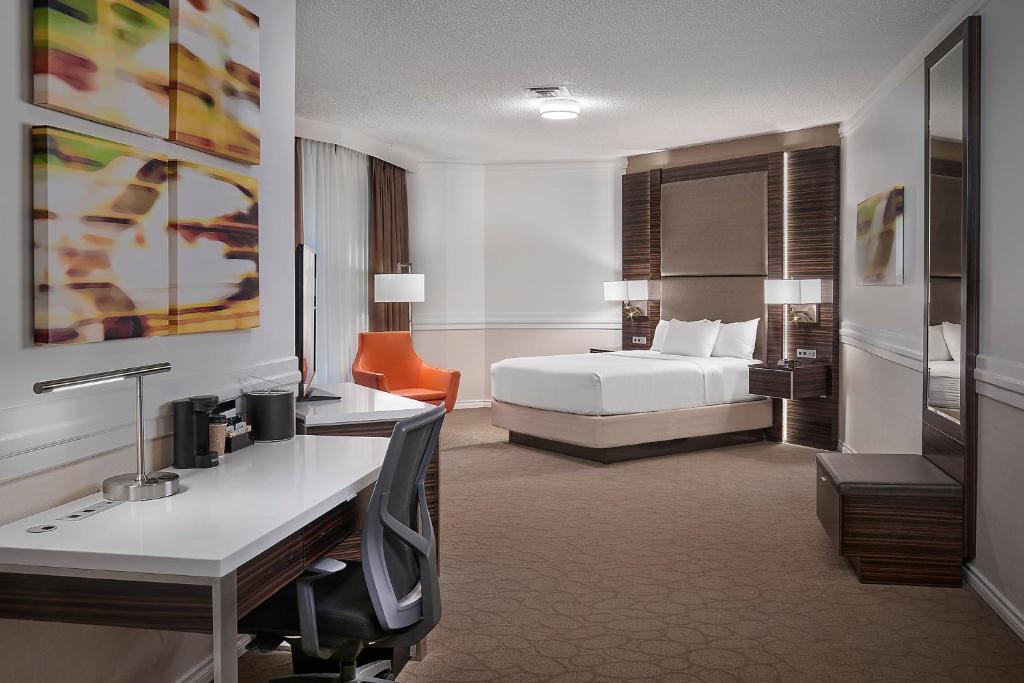 Delta Hotels by Marriott Edmonton Centre Suites - Resim 20