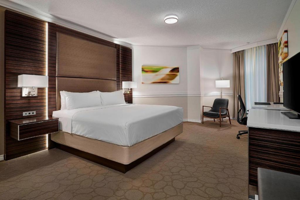 Postel nebo postele na pokoji v ubytování Delta Hotels by Marriott Edmonton Centre Suites