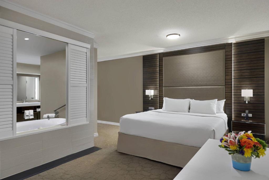 Postel nebo postele na pokoji v ubytování Delta Hotels by Marriott Edmonton Centre Suites