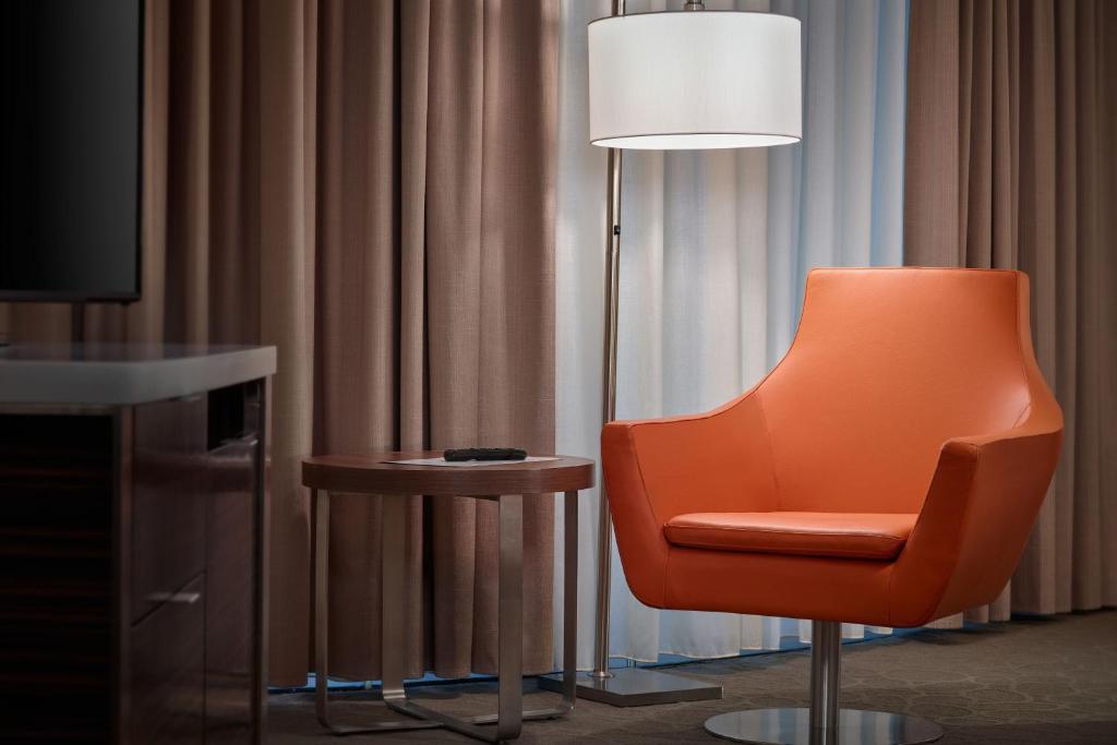 Delta Hotels by Marriott Edmonton Centre Suites - Resim 23