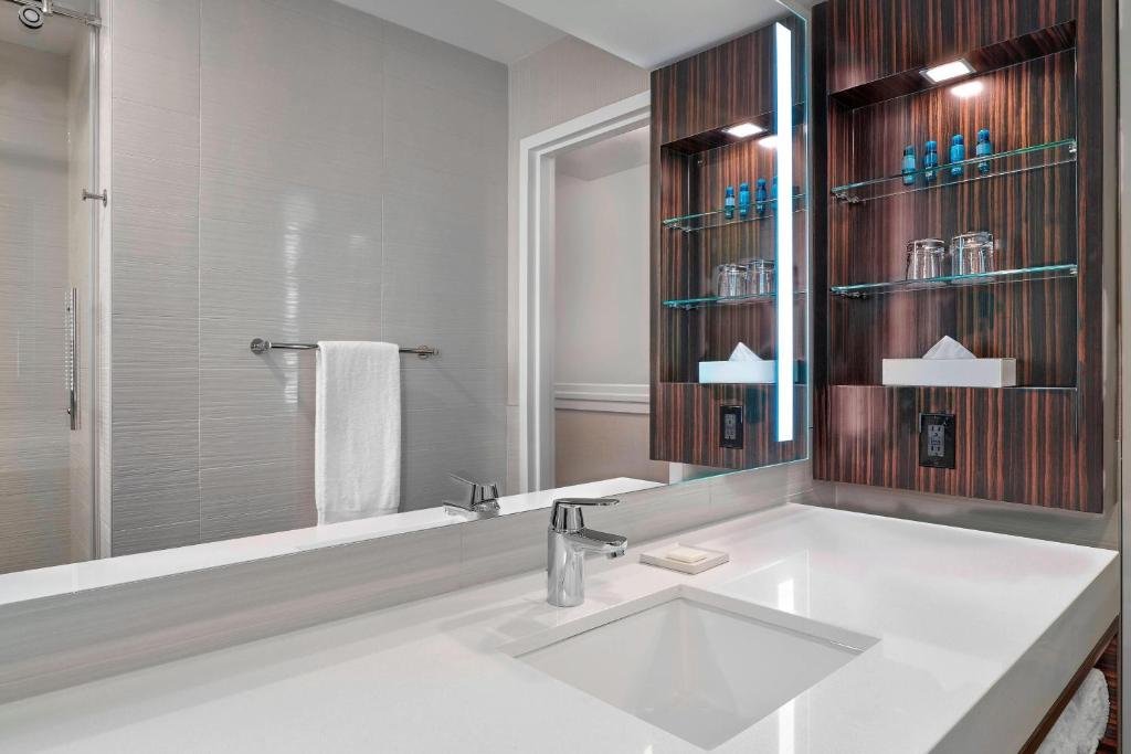 Koupelna v ubytování Delta Hotels by Marriott Edmonton Centre Suites