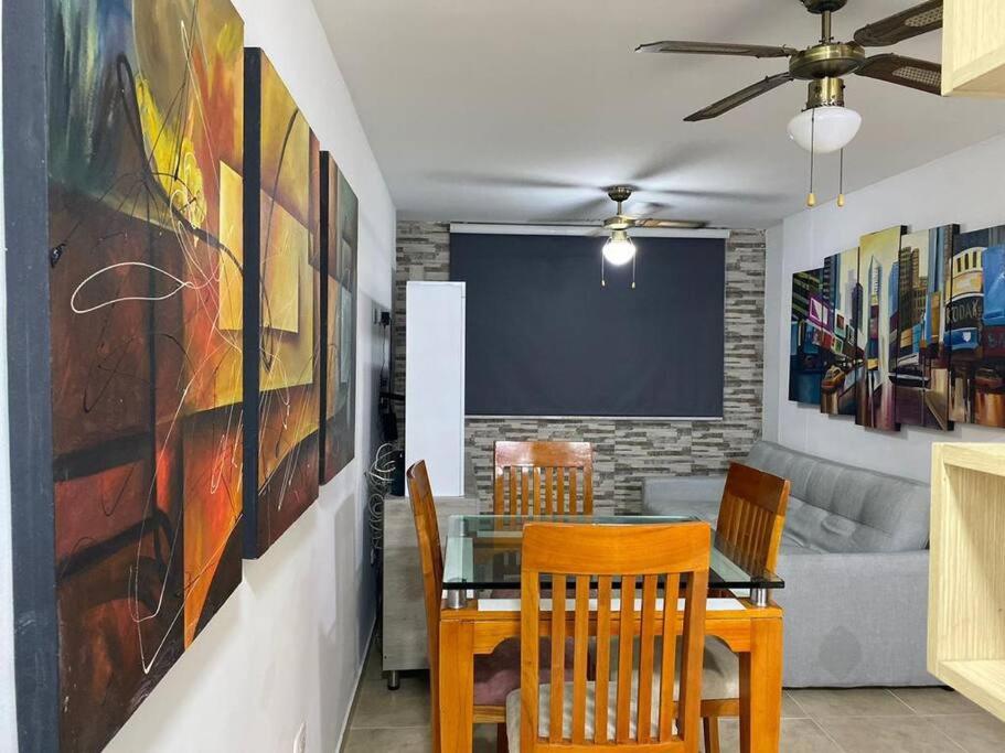 uma sala de jantar com uma mesa e cadeiras e um quadro em Apartamento en Bucaramanga em Bucaramanga