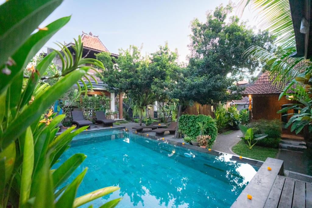 una piscina nel cortile di una casa di Arana Garden Ubud ad Ubud