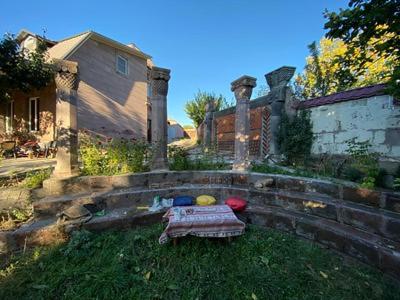 un jardín con una mesa en el césped frente a una casa en Stone Art Guest House & Camping en Pemzashen