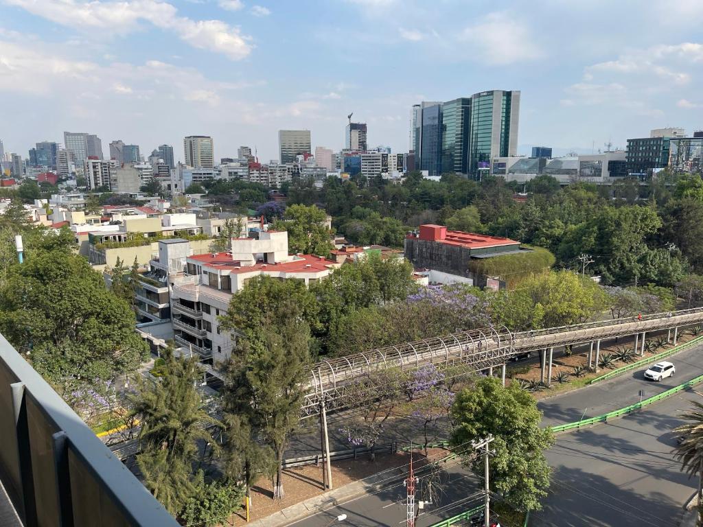 uma vista para uma cidade com um comboio numa ponte em bnb2night Polanco-Lomas em Cidade do México