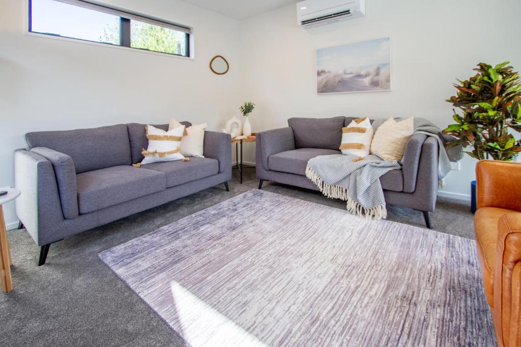 Sunsoaked & Stylish 3 Bed, 1.5 Bath Home w Garage - Resim 9