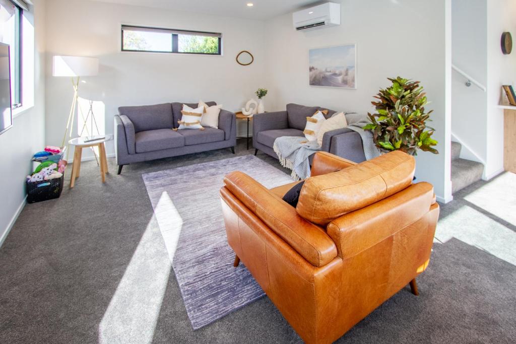 Sunsoaked & Stylish 3 Bed, 1.5 Bath Home w Garage - Resim 14