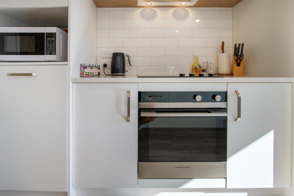 Sunsoaked & Stylish 3 Bed, 1.5 Bath Home w Garage - Resim 20