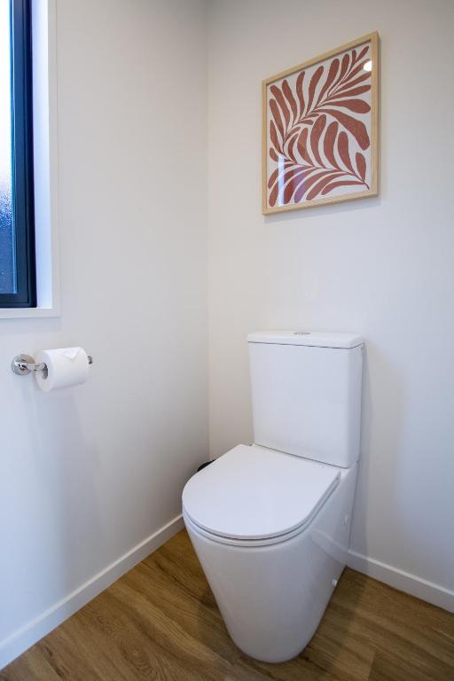 Sunsoaked & Stylish 3 Bed, 1.5 Bath Home w Garage - Resim 43