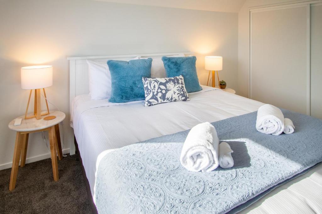 Sunsoaked & Stylish 3 Bed, 1.5 Bath Home w Garage - Resim 27