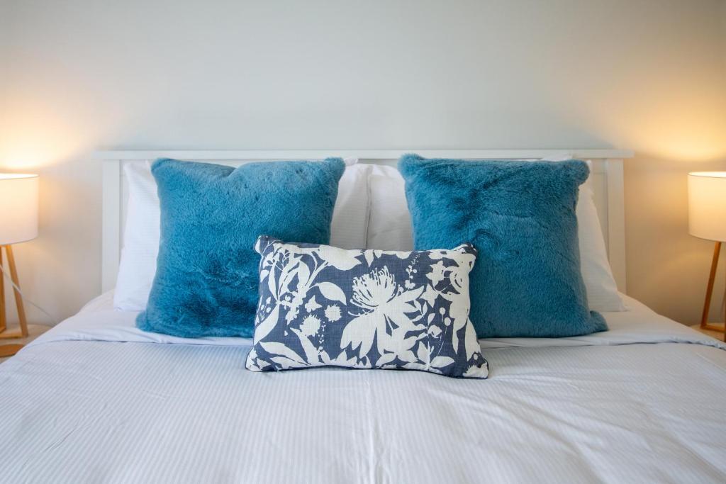 Sunsoaked & Stylish 3 Bed, 1.5 Bath Home w Garage - Resim 26