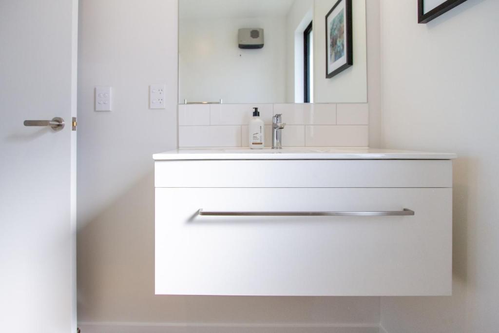 Sunsoaked & Stylish 3 Bed, 1.5 Bath Home w Garage - Resim 44