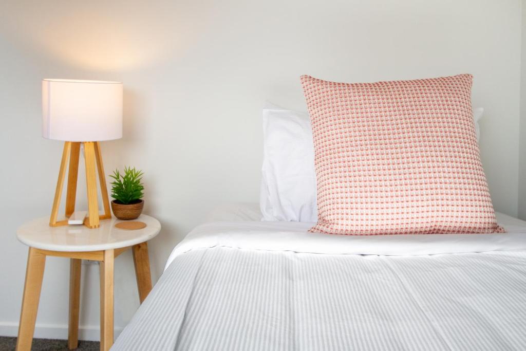 Sunsoaked & Stylish 3 Bed, 1.5 Bath Home w Garage - Resim 36