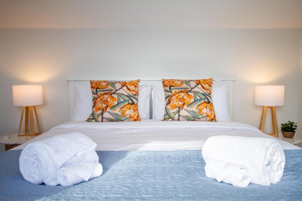 Sunsoaked & Stylish 3 Bed, 1.5 Bath Home w Garage - Resim 34