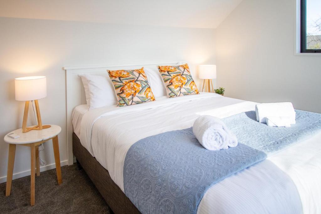 Sunsoaked & Stylish 3 Bed, 1.5 Bath Home w Garage - Resim 32