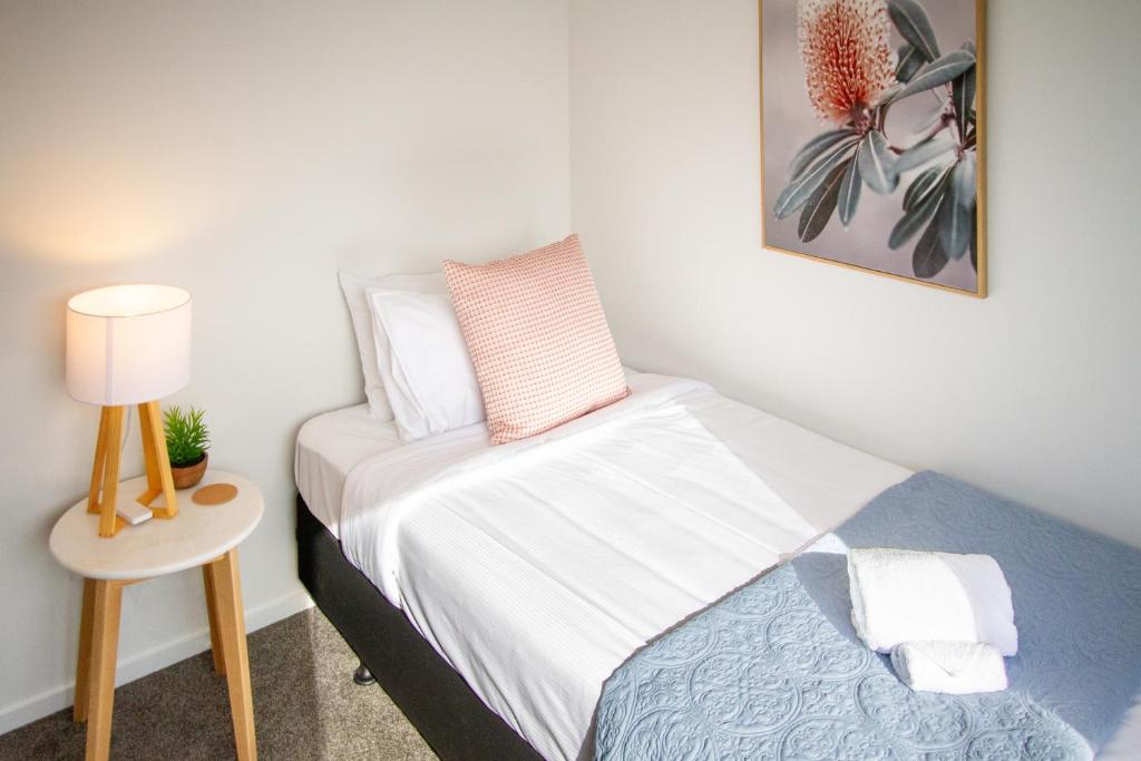 Sunsoaked & Stylish 3 Bed, 1.5 Bath Home w Garage - Resim 38