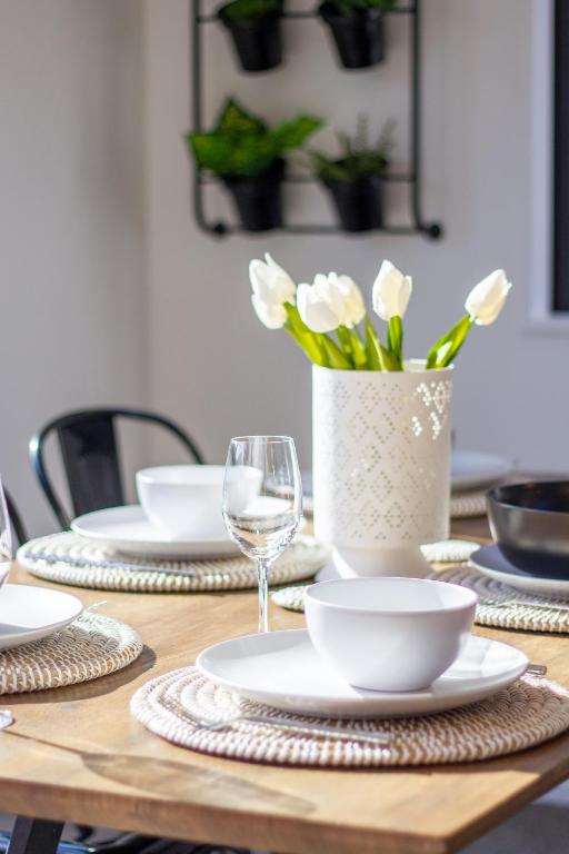 Sunsoaked & Stylish 3 Bed, 1.5 Bath Home w Garage - Resim 23