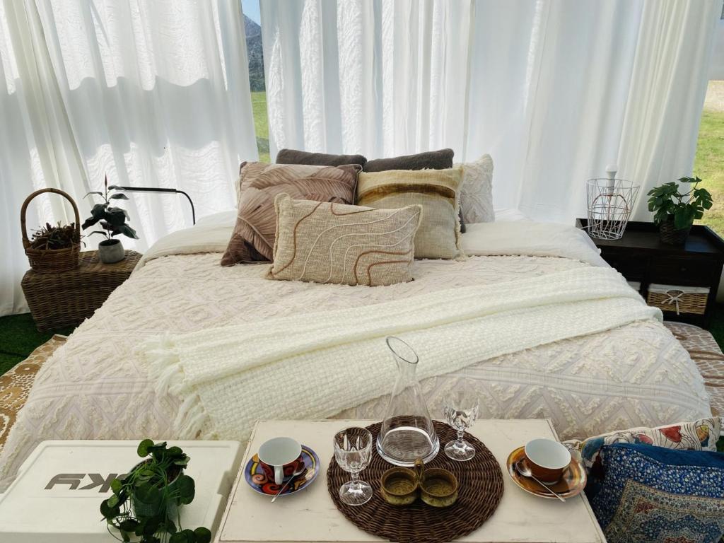 1 dormitorio con 1 cama con cortinas blancas y 2 mesas en Coonawarra Hampton Bubble 2 en Comaum