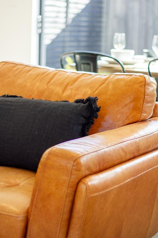 Sunsoaked & Stylish 3 Bed, 1.5 Bath Home w Garage - Resim 12