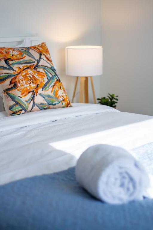 Sunsoaked & Stylish 3 Bed, 1.5 Bath Home w Garage - Resim 33