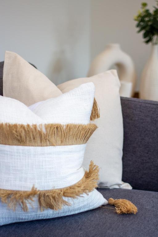 Sunsoaked & Stylish 3 Bed, 1.5 Bath Home w Garage - Resim 39