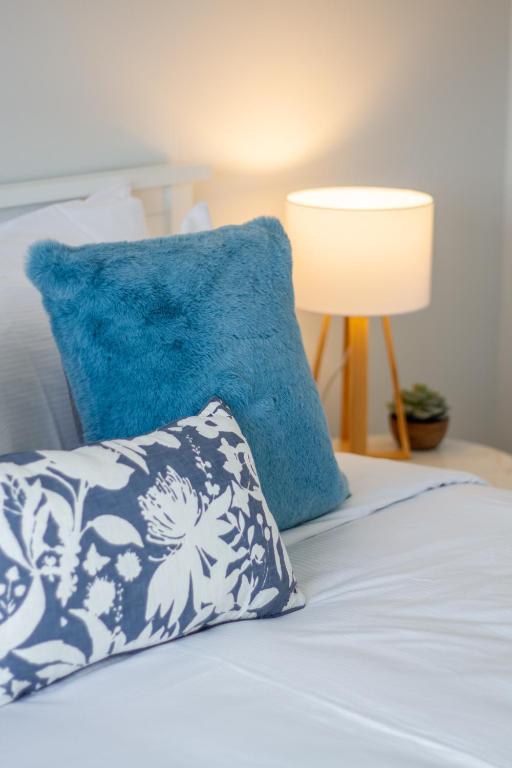 Sunsoaked & Stylish 3 Bed, 1.5 Bath Home w Garage - Resim 28