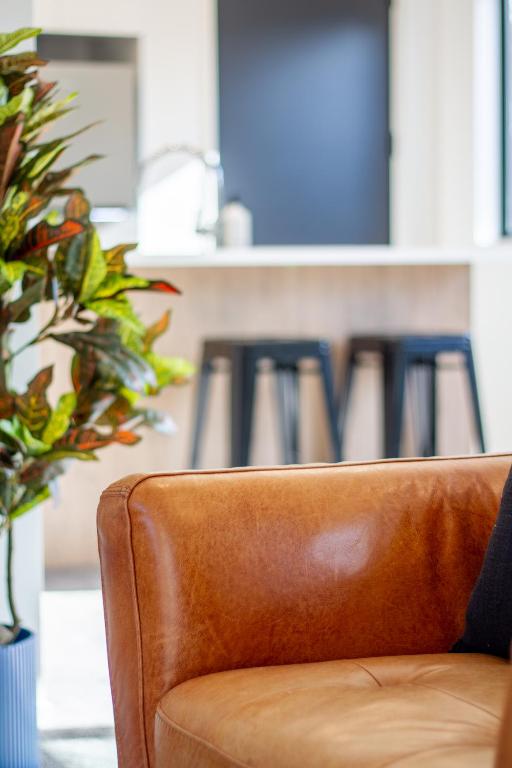 Sunsoaked & Stylish 3 Bed, 1.5 Bath Home w Garage - Resim 15