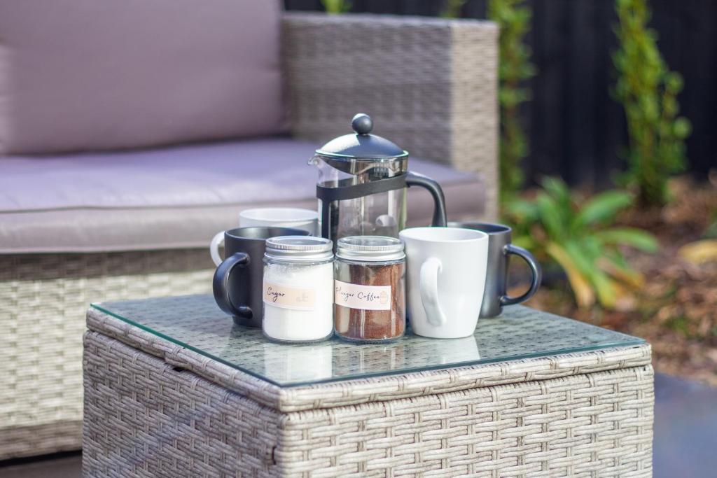 Sunsoaked & Stylish 3 Bed, 1.5 Bath Home w Garage - Resim 41