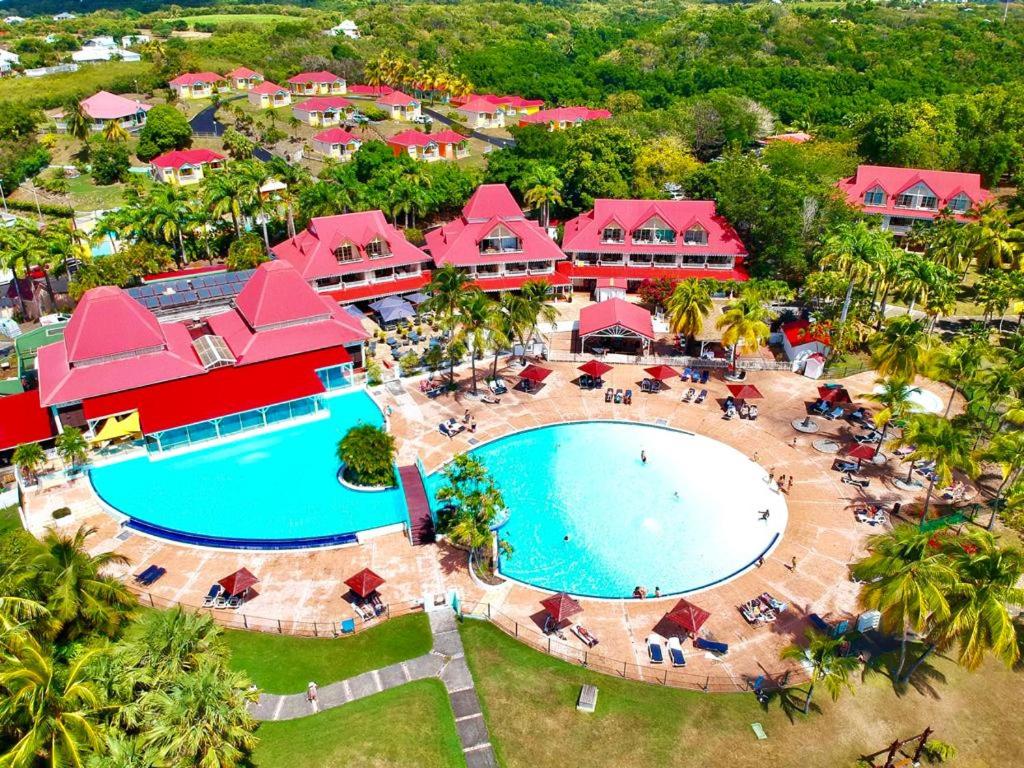 Bazén v ubytování Martial Tropiques et Martial Coco & Plage, 2 Appartements refaits à neuf vue mer, Village de vacances à Ste Anne nebo v jeho okolí