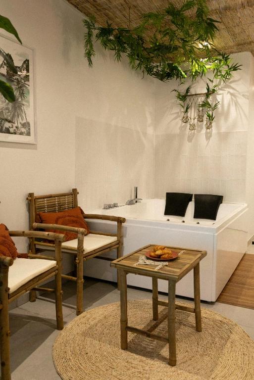 Posezení v ubytování Bali Serenity Balnéo et lit rond