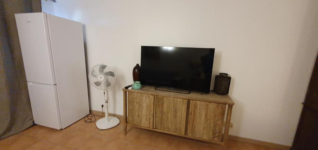 TV a/nebo společenská místnost v ubytování Martial Tropiques et Martial Coco & Plage, 2 Appartements refaits à neuf vue mer, Village de vacances à Ste Anne