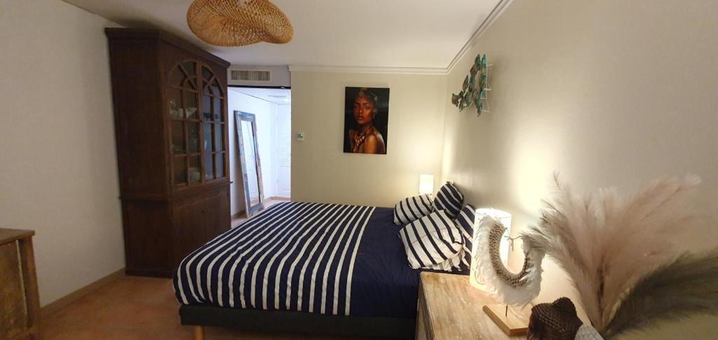 Postel nebo postele na pokoji v ubytování Martial Tropiques et Martial Coco & Plage, 2 Appartements refaits à neuf vue mer, Village de vacances à Ste Anne