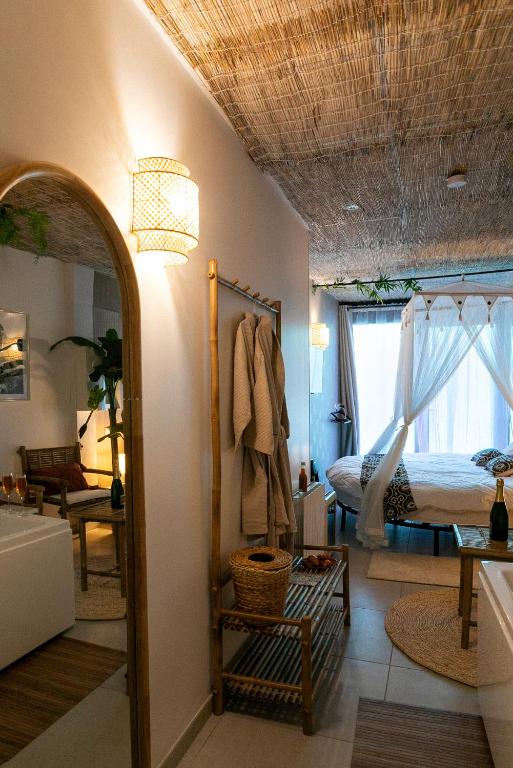Postel nebo postele na pokoji v ubytování Bali Serenity Balnéo et lit rond