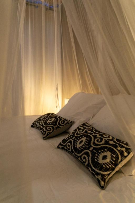 Postel nebo postele na pokoji v ubytování Bali Serenity Balnéo et lit rond