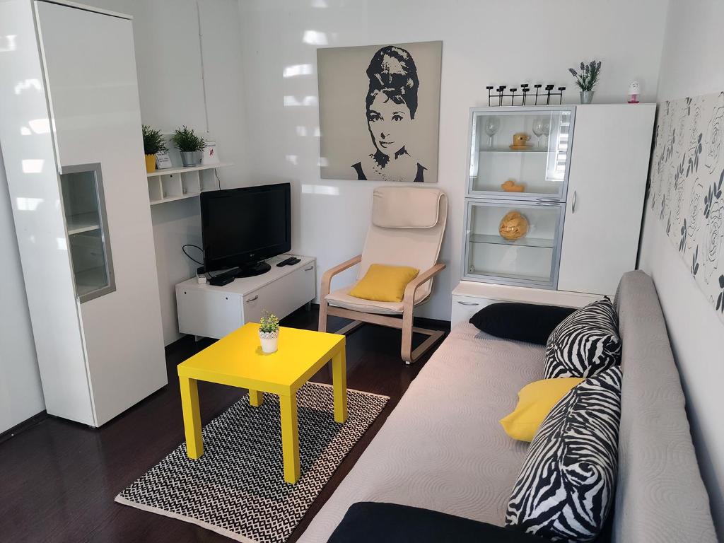 ザグレブにあるZagreb Creative Apartments APP 2のリビングルーム(ソファ、テレビ、テーブル付)