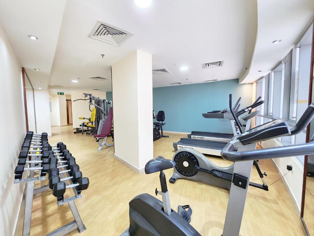 Fitness centrum a/nebo fitness zařízení v ubytování RH- Spacious, Stylish, 01BR near Mall of Emirates