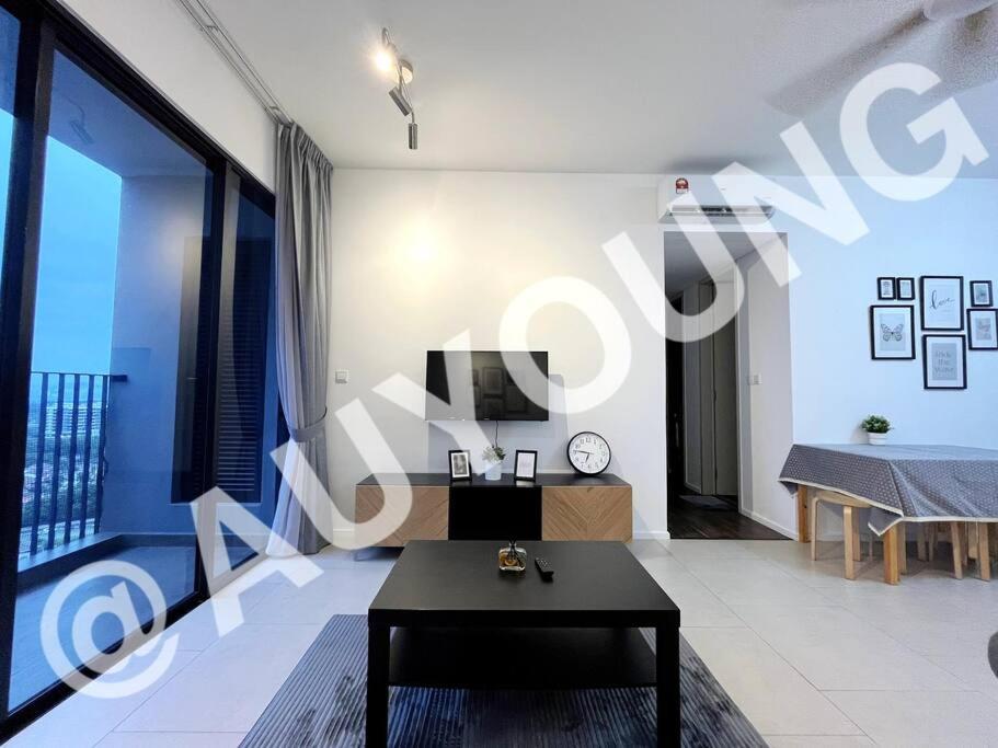 - un salon avec une table et une télévision dans l'établissement Geo Bukit Rimau Apartment, à Shah Alam