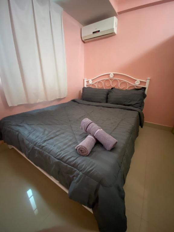 Un dormitorio rosa con una cama con un animal de peluche. en 9293 Puncak Nearby Bukit Bendera, en George Town