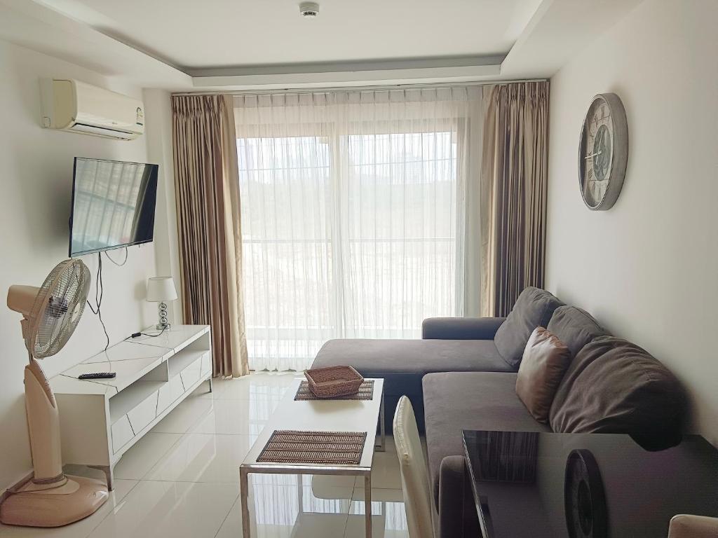 a living room with a couch and a table at Laguna Beach Resort 3 Maldives in Jomtien Beach
