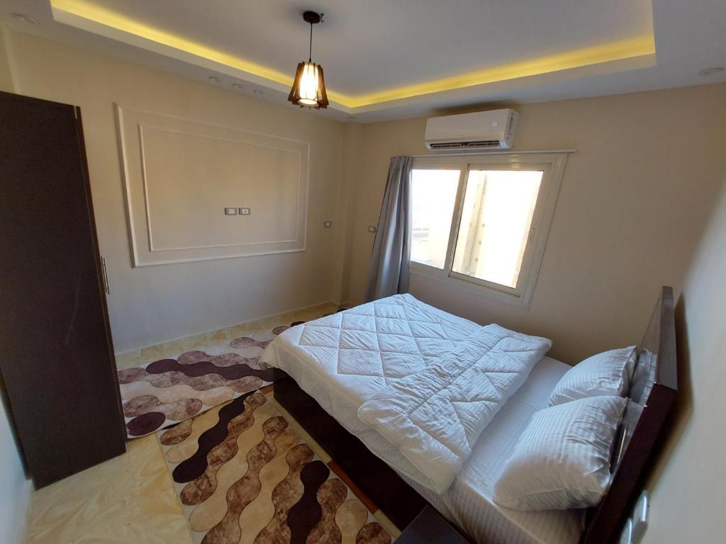شارع كوين طريق كيلو ٨ في سفاجا: غرفة نوم صغيرة بها سرير ونافذة