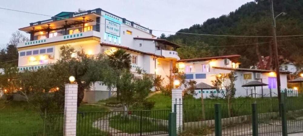 可因尼拉的住宿－藍灣海灘酒店，前面有栅栏的大建筑