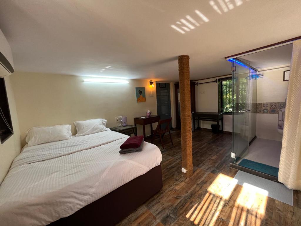 - une chambre avec un lit et une chambre avec une table dans l'établissement Bella, à Mumbai